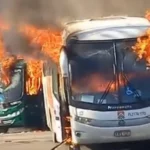 Ônibus são incendiados em represália pela morte de miliciano na Zona Oeste do Rio, nesta segunda-feira (23)