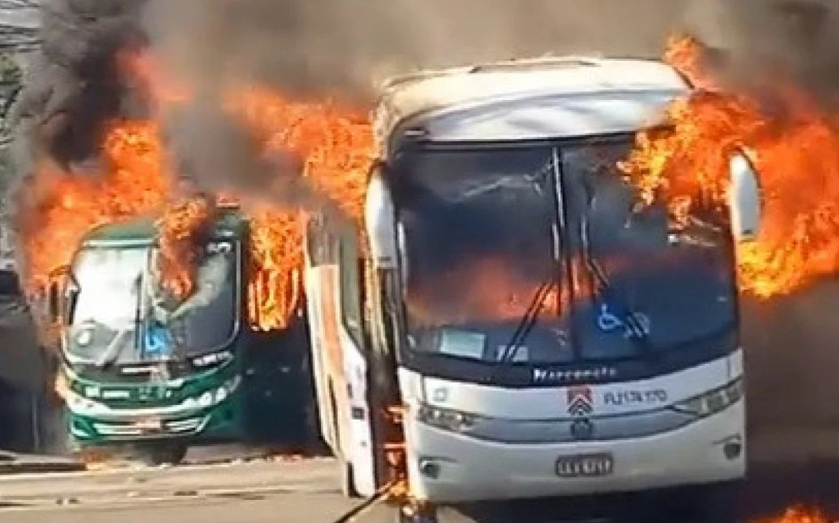 Ônibus são incendiados em represália pela morte de miliciano na Zona Oeste do Rio, nesta segunda-feira (23)