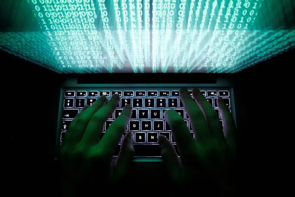 Ataque cibernético [Kacper Pempel/Reuters]