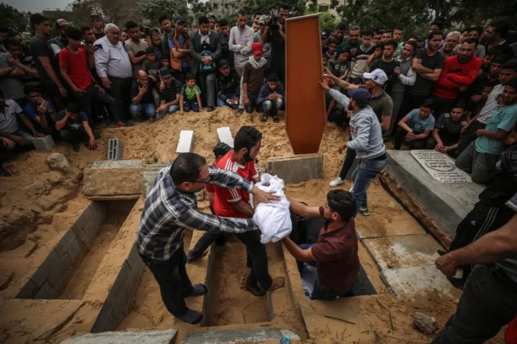 Palestinos em cerimônia fúnebre do bebê palestino de quatro meses, Maria, que foi morta por ataques aéreos israelenses na Cidade de Gaza. Em 6 de maio de 2019 [Agência Ali Jadallah / Anadolu]