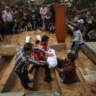 Palestinos em cerimônia fúnebre do bebê palestino de quatro meses, Maria, que foi morta por ataques aéreos israelenses na Cidade de Gaza. Em 6 de maio de 2019 [Agência Ali Jadallah / Anadolu]