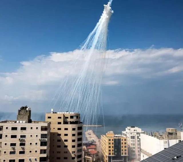 Bombardeios israelenses de fósforo branco no porto de Gaza, em 11 de outubro de 2023 [Mohammed Adeb/AFP via Getty Images]