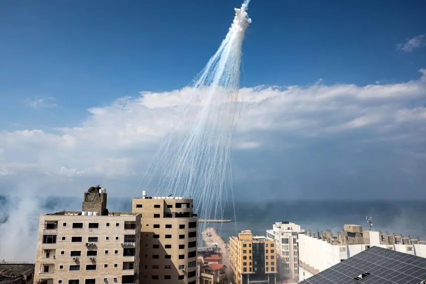 Bombardeios israelenses de fósforo branco no porto de Gaza, em 11 de outubro de 2023 [Mohammed Adeb/AFP via Getty Images]