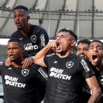 Com direito a dois golaços, Botafogo vence Fluminense e abre 10 pontos de vantagem na liderança do Brasileirão