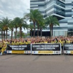 Cerca de 200 policiais e servidores se reuniram em frente à sede da Polícia Federal, em Brasília foto divulgação ADPF