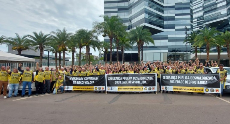 Cerca de 200 policiais e servidores se reuniram em frente à sede da Polícia Federal, em Brasília foto divulgação ADPF