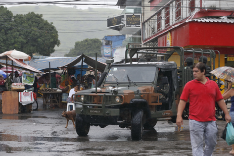 Forças Armadas e forças estaduais de segurança ocupam Vila Kennedy, na zona oeste do Rio, para instalação de uma Unidade de Polícia Pacificadora em 2014 - Tânia Rêgo/Arquivo/Agência Brasil
