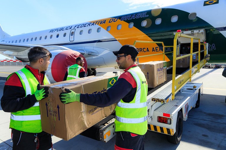 Avião presidencial deixou a capital italiana rumo ao Egito. Dupla missão é levar ajuda humanitária a Gaza e repatriar brasileiros que aguardam autorização para cruzar a fronteira na região. Foto: GOV BR / FAB