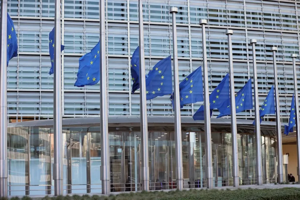 Bandeiras da comissão europeia hasteadas a meio mastro em Bruxelas, 1° de março de 2023 [Dursun Aydemir/Agência Anadolu]