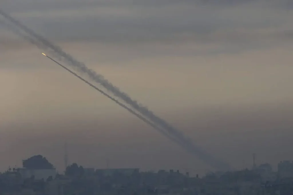Foguetes palestinos disparados em resposta a bombardeios israelenses contra Gaza, em 7 de outubro de 2023 [Ashraf Amra/Agência Anadolu]