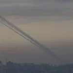 Foguetes palestinos disparados em resposta a bombardeios israelenses contra Gaza, em 7 de outubro de 2023 [Ashraf Amra/Agência Anadolu]