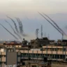 Uma visão dos foguetes disparados por palestinos em resposta aos ataques aéreos israelenses durante uma operação na Cidade de Gaza, Gaza, em 7 de outubro de 2023 [Abed Rahim Khatib – Agência Anadolu]
