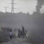 Membros palestinos das Brigadas Izz ad-Din al-Qassam, o braço militar do Hamas, que foram mortos em confrontos na fronteira Gaza-Israel, e os feridos são removidos da área e levados para a Faixa de Gaza, em Gaza, em 7 de outubro 2023 [Mustafa Hassona – Agência Anadolu]