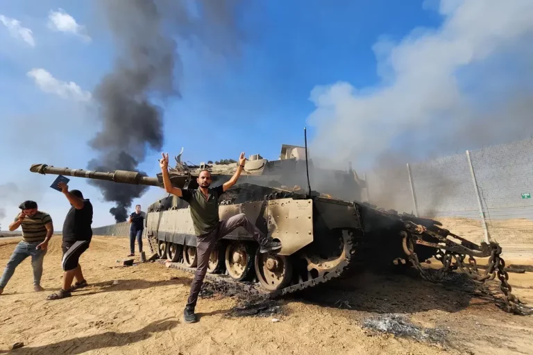 O braço armado do Hamas, as Brigadas Izz ad-Din al-Qassam, destroem um tanque das forças israelenses na cidade de Gaza, Gaza, em 7 de outubro de 2023. [Hani Alshaer/Agência Anadolu]