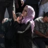 Familiares lamentam seus mortos nas primeiras horas de retaliação israelense à resistência palestina, no hospital de Shifa, na Cidade de Gaza, em 7 de outubro de 2023 [Ali Jadallah/Agência Anadolu]