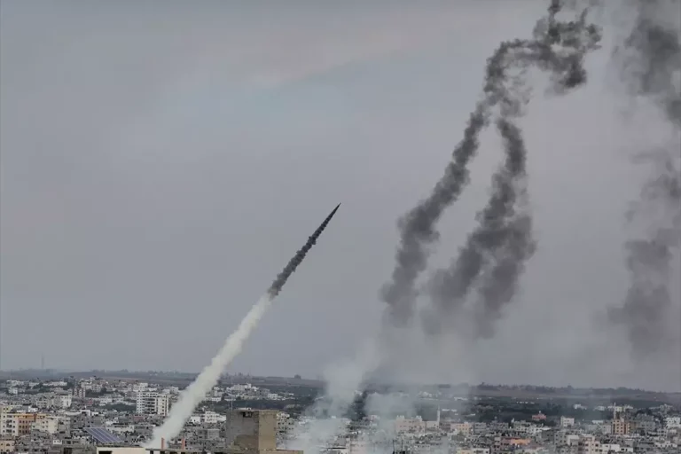 Palestina dispara foguetes em resposta aos ataques aéreos israelenses na Cidade de Gaza, Gaza, em 7 de outubro de 2023. [Mustafa Hassona/Agência Anadolu]