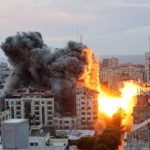 Bombardeios israelenses atingem shopping de Gaza, em 7 de outubro de 2023 [Mustafa Hassona/Agência Anadolu]