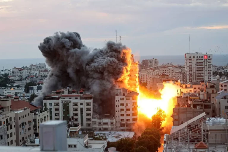 Bombardeios israelenses atingem shopping de Gaza, em 7 de outubro de 2023 [Mustafa Hassona/Agência Anadolu]