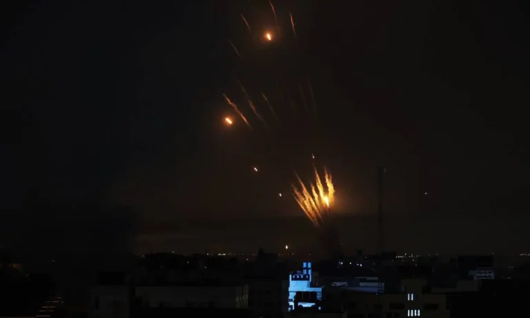 Uma visão dos foguetes disparados por palestinos em resposta aos ataques aéreos israelenses enquanto os confrontos continuam entre as forças israelenses e grupos armados palestinos em vários locais de Gaza, em 8 de outubro de 2023, na Cidade de Gaza, Gaza [Ali Jadallah/Agência Anadolu]