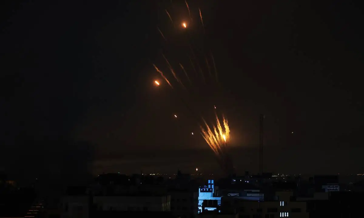 Uma visão dos foguetes disparados por palestinos em resposta aos ataques aéreos israelenses enquanto os confrontos continuam entre as forças israelenses e grupos armados palestinos em vários locais de Gaza, em 8 de outubro de 2023, na Cidade de Gaza, Gaza [Ali Jadallah/Agência Anadolu]