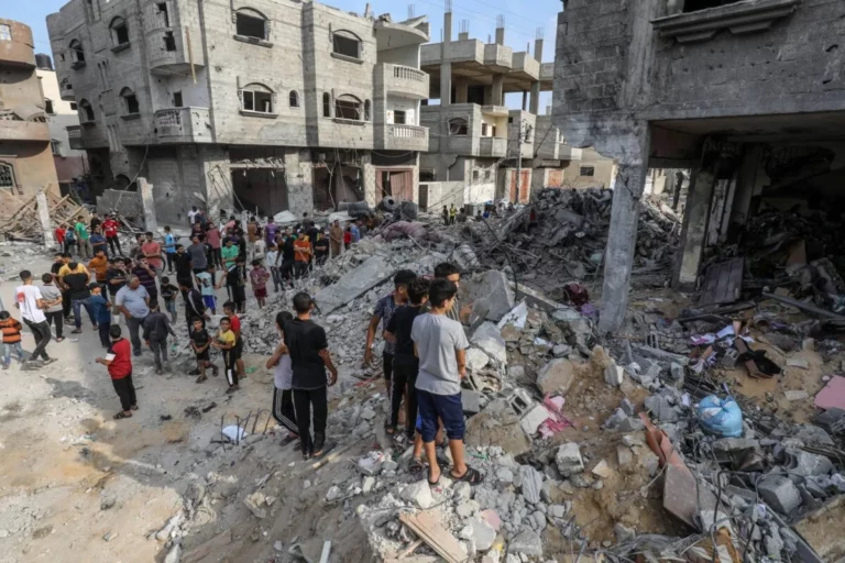 Israel adota punição coletiva, crime de guerra proibido pela Lei Internacional, para vingar as mortes de israelenses nos ataques surpresa do Hamas