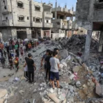 Escombros deixados por bombardeios israelenses em Rafah, na Faixa de Gaza, em 8 de outubro de 2023 [Abed Rahim Khatib/Agência Anadolu]