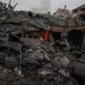 Destroços deixados pelos bombardeios israelenses no campo de refugiados de al-Shati, na Faixa de Gaza, em 9 de outubro de 2023 [Ali Jadallah/Agência Anadolu]