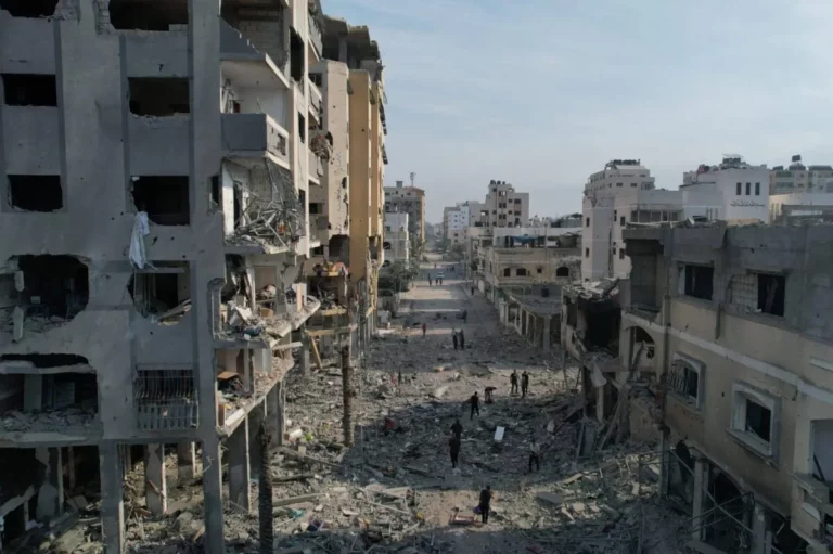 Uma vista aérea de edifícios destruídos e destroços no bairro de Al-Karama após um ataque aéreo israelense que dura cinco dias na Cidade de Gaza, Gaza, em 11 de outubro de 2023 [Stringer/Agência Anadolu]