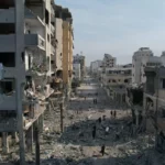 Uma vista aérea de edifícios destruídos e destroços no bairro de Al-Karama após um ataque aéreo israelense que dura cinco dias na Cidade de Gaza, Gaza, em 11 de outubro de 2023 [Stringer/Agência Anadolu]