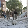 Oficiais do exército libanês inspecionam área atingida por artilharia israelense; ao menos cinco prédio e uma mesquita foram danificados em Tiro, Líbano, 11 de outubro de 2023 [Houssam Shbaro/Agência Anadolu]