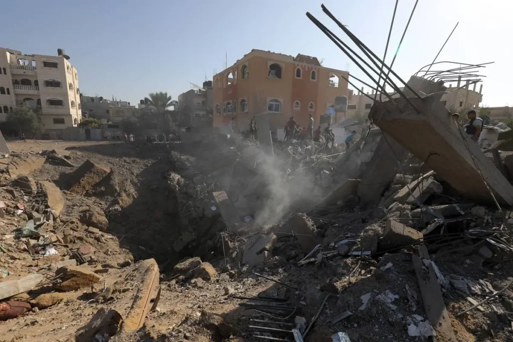 Uma vista dos edifícios destruídos na Faixa de Gaza após os ataques aéreos israelenses que continuam no sétimo dia na Cidade de Gaza, Gaza, em 13 de outubro de 2023 [Abed Rahim Khatib/ Agência Anadolu]