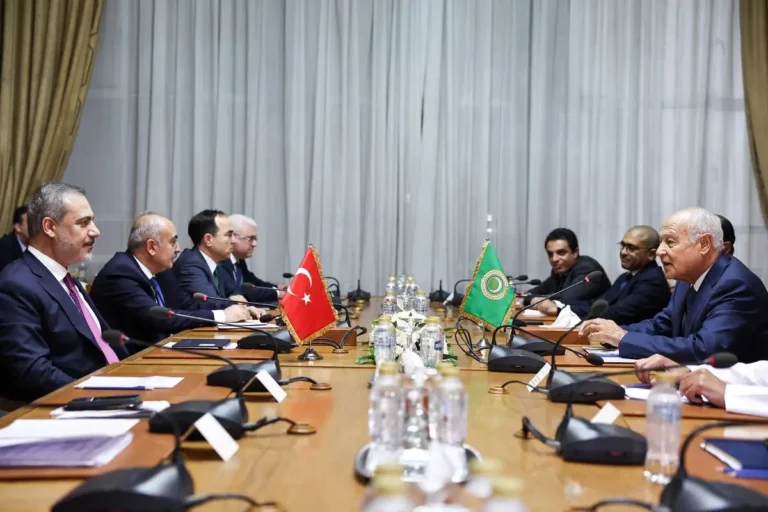 O Ministro das Relações Exteriores da Turquia, Hakan Fidan (L), e o Secretário-Geral da Liga Árabe, Ahmed Abu Gheit (R), realizam uma reunião lateral do comitê após sua reunião bilateral no Cairo, Egito, em 14 de outubro de 2023. [Murat Gök – Agência Anadolu]