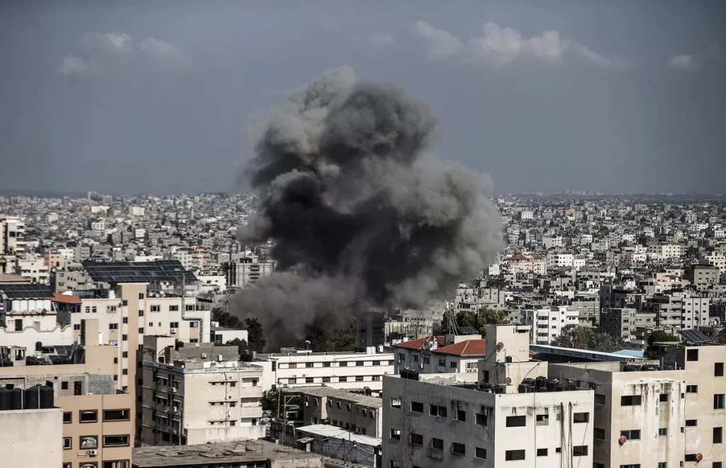 A fumaça preta sobe após um ataque aéreo israelense no oitavo dia de confrontos na Faixa de Gaza, Gaza, em 13 de outubro de 2023. [Ali Jadallah/Anadolu]
