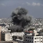 A fumaça preta sobe após um ataque aéreo israelense no oitavo dia de confrontos na Faixa de Gaza, Gaza, em 13 de outubro de 2023. [Ali Jadallah/Anadolu]