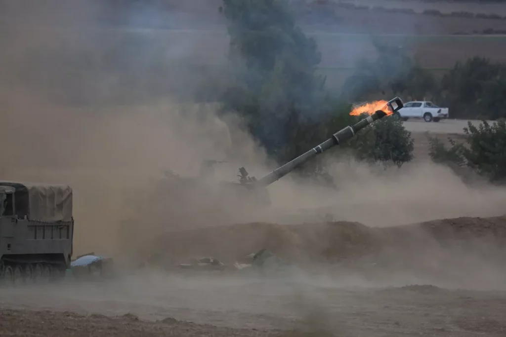 Soldados israelenses se movem com veículos militares na estrada enquanto os ataques de Israel à Faixa de Gaza continuam no oitavo dia em Sderot, Israel, em 14 de outubro de 2023. Israel continua a enviar soldados, tanques e veículos blindados perto da fronteira de Gaza. [Saeed Qaq/Anadolu]