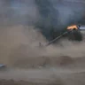 Soldados israelenses se movem com veículos militares na estrada enquanto os ataques de Israel à Faixa de Gaza continuam no oitavo dia em Sderot, Israel, em 14 de outubro de 2023. Israel continua a enviar soldados, tanques e veículos blindados perto da fronteira de Gaza. [Saeed Qaq/Anadolu]