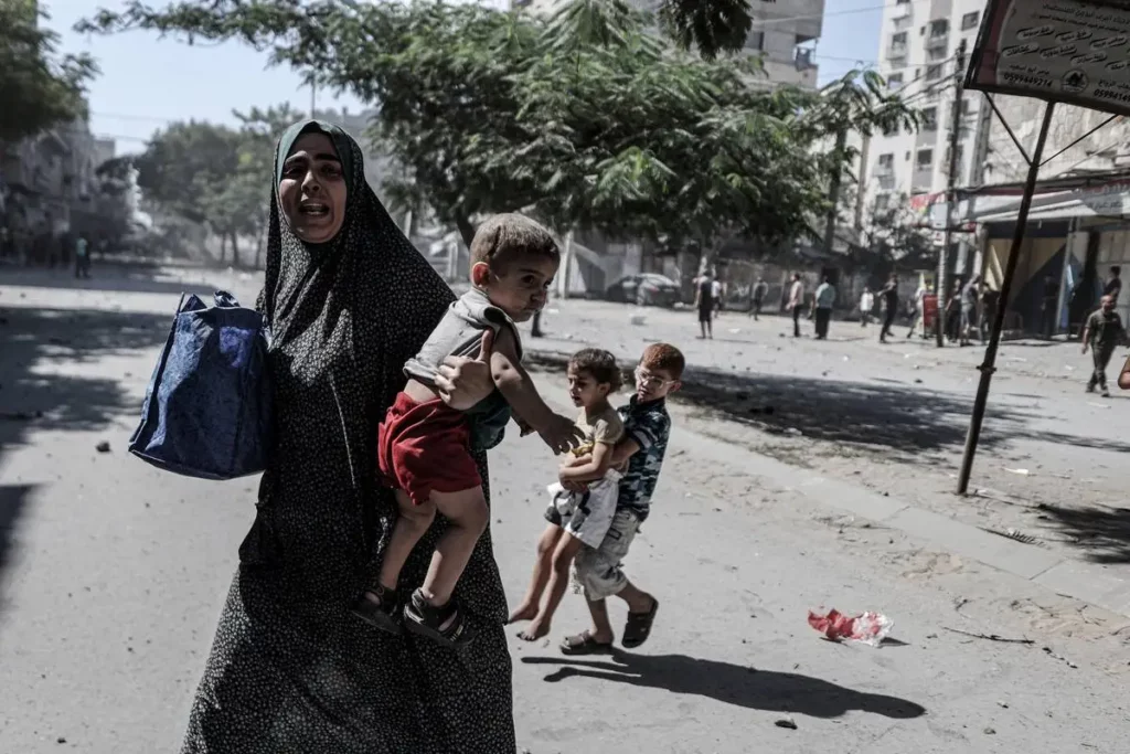 Palestinos tentam fugir dos bombardeios israelenses a suas casas, na Cidade de Gaza, em 15 de outubro de 2023 [Ali Jadallah/Agência Anadolu]
