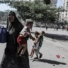Palestinos tentam fugir dos bombardeios israelenses a suas casas, na Cidade de Gaza, em 15 de outubro de 2023 [Ali Jadallah/Agência Anadolu]