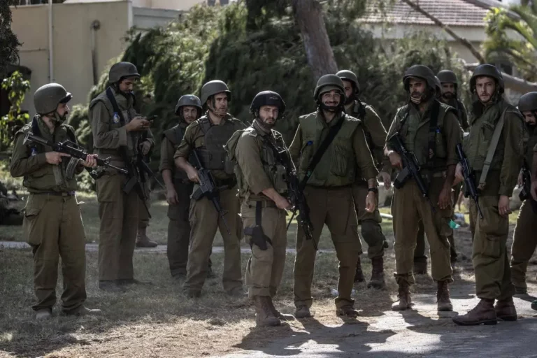 Soldados israelenses patrulham o assentamento de Kfar Aza, perto da fronteira com Gaza, em 15 de outubro de 2023 [Mostafa Alkharouf/Agência Anadolu]