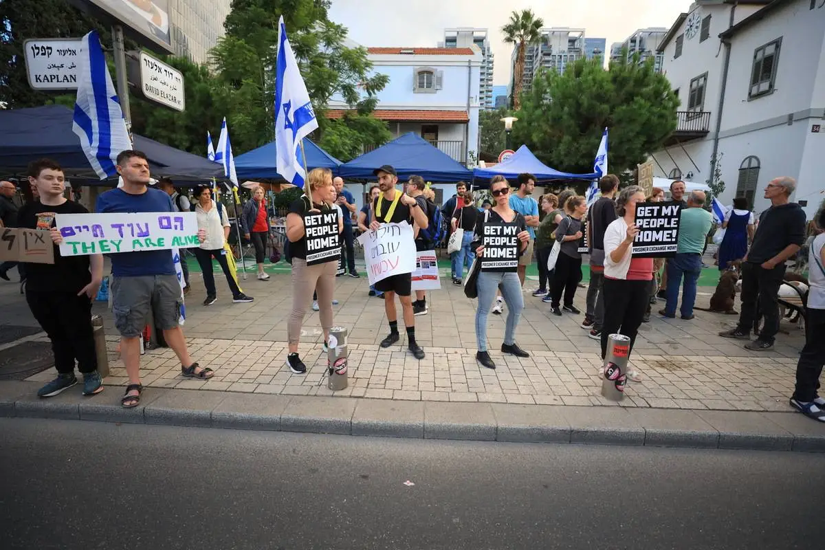 Pessoas cujos familiares foram capturados pelo Hamas fazem manifestação, exigindo que o governo tome medidas na troca de prisioneiros pelos seus familiares, em frente à sede do Ministério da Defesa em Tel Aviv, Israel, em 15 de outubro de 2023. [Saeed Qaq/ Agência Anadolu]