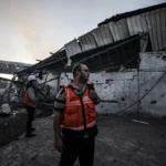 Bombeiros tentam conter incêndio em um depósito da Agência das Nações Unidas para Assistência aos Refugiados da Palestina (UNRWA), após ataques israelenses ao bairro de Tel al-Hawa, na Cidade de Gaza, em 16 de outubro de 2023 [Ali Jadallah/Agência Anadolu]