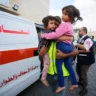 O porta-voz da OMS, Tarik Jasarevic, disse que os ataques deixaram os hospitais de Gaza sobrecarregados e com escassez de medicamentos e combustível