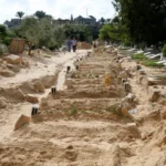 Palestinos participam da oração fúnebre dos palestinos que morreram durante os ataques aéreos israelenses em Dair Al-Balah, Gaza, em 17 de outubro de 2023. [Ashraf Amra - Agência Anadolu]