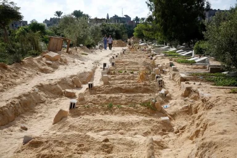 Palestinos participam da oração fúnebre dos palestinos que morreram durante os ataques aéreos israelenses em Dair Al-Balah, Gaza, em 17 de outubro de 2023. [Ashraf Amra - Agência Anadolu]