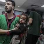 Dezenas de feridos estão sendo levados ao Hospital Al-Shifa após ataque aéreo israelense ao Hospital Batista Al-Ahli na cidade de Gaza, Gaza, em 17 de outubro de 2023 [Ali Jadallah – Agência Anadolu]