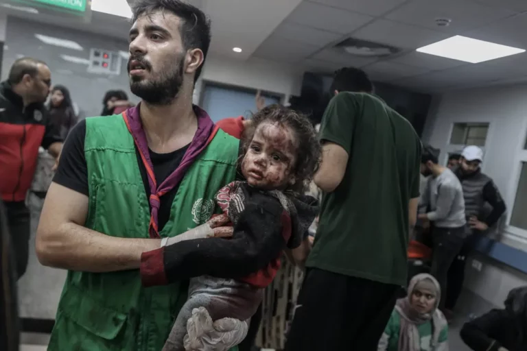 Dezenas de feridos estão sendo levados ao Hospital Al-Shifa após ataque aéreo israelense ao Hospital Batista Al-Ahli na cidade de Gaza, Gaza, em 17 de outubro de 2023 [Ali Jadallah – Agência Anadolu]