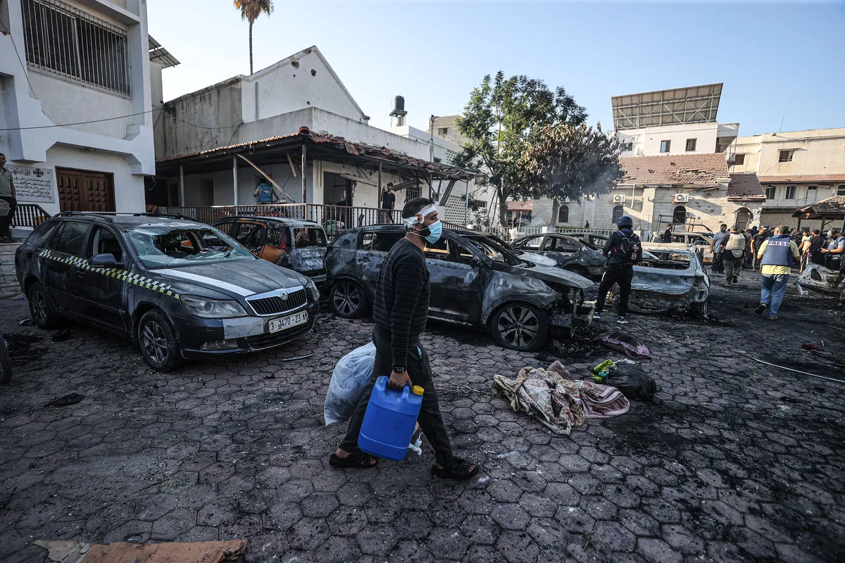 Destroços deixados por um bombardeio israelense contra o Hospital Baptista al-Ahli, na Cidade de Gaza, em 18 de outubro de 2023 [Mustafa Hassona/Agência Anadolu]