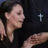 Parentes choram durante a cerimônia fúnebre dos palestinos que perderam a vida no ataque israelense à Igreja de São Porfírio na Cidade de Gaza, Gaza, em 20 de outubro de 2023. [Ali Jadallah/Agência Anadolu]