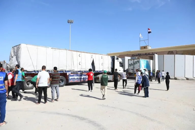 O primeiro comboio de caminhões de ajuda humanitária começa a entrar na Faixa de Gaza pelo lado egípcio da passagem de Rafah, em Rafah, Gaza, em 21 de outubro de 2023. [Stringer/Agência Anadolu]