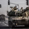 Israel continua a enviar soldados, tanques e veículos blindados perto da fronteira de Gaza em Sderot, Israel, em 24 de outubro de 2023 [Mostafa Alkharouf/Agência Anadolu]